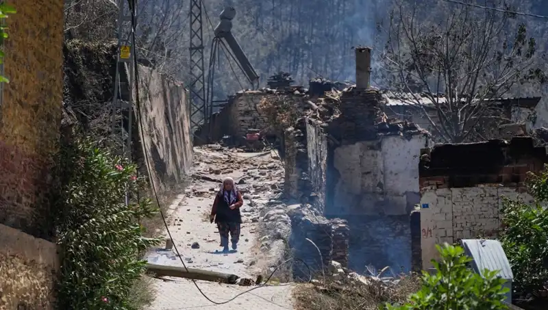 İzmir ve Bilecik'te Yangın Felaketi: 415 Bina Alevlere Teslim Oldu