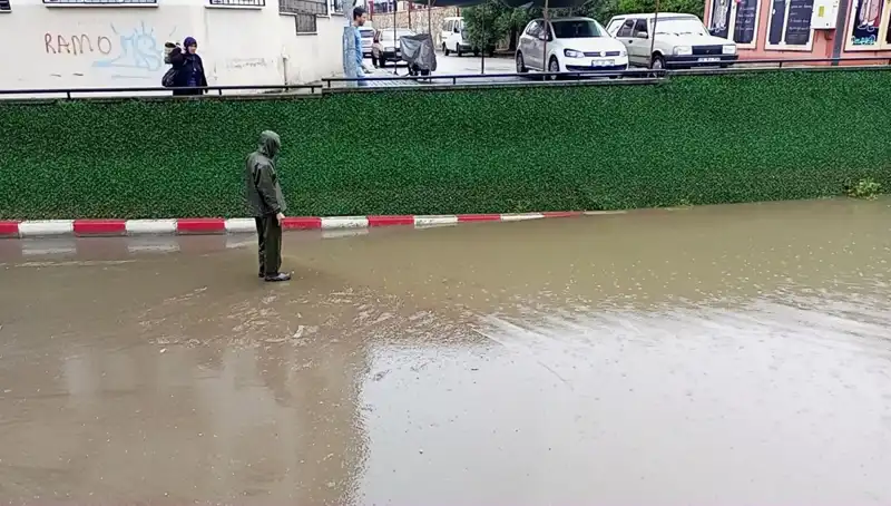 Aydın'da Sağanak Yağışlar Alt Geçidi Su Bastı, Şehirde Hayat Durma Noktasına Geldi