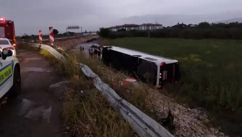 Manisa'da Yolcu Otobüsü Kazası: Yaralılar ve Kaza Nedeni Üzerine Detaylar