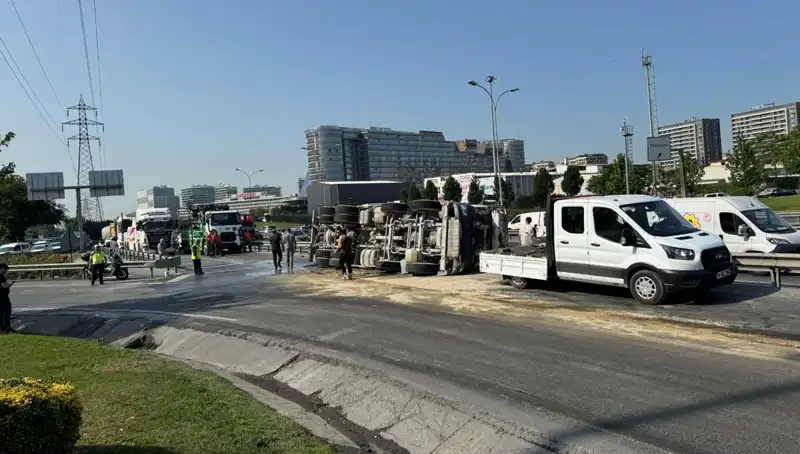 D-100 Yan Yolda Beton Mikseri Devrildi: Feci Kaza Bizleri Şoke Etti