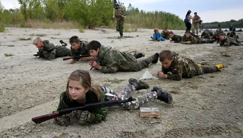 8 Yaşındaki Rus Savaşçılar: Askeri Kampta Hayatta Kalma Mücadelesi