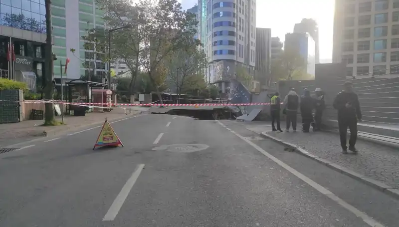 Sarıyer’de Yol Çökmesi: Cadde Kimseyi Beklemedi, Trafiğe Kapatıldı!