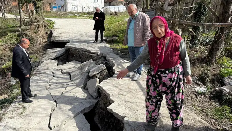 Diken Üstünde Bekleyen Mahallede Heyelan, Yolu Çökerdi!