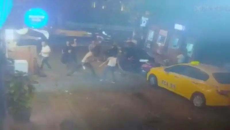 Beyoğlu'nda Laf Atma Kavgasında Sıcak Anlar: Kan Aktı!