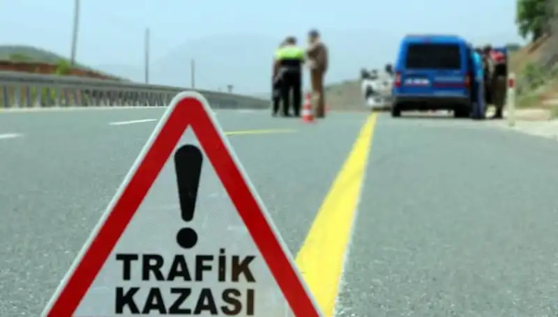 Otomobil ve Hafif Ticari Araç Çarpıştı: 6 Can Alan Kaza