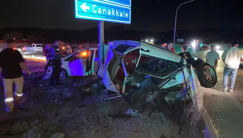 Çanakkale'deki Kaza Can Yaktı: İki Otomobil Çarpıştı, Yaralılar Hastanede