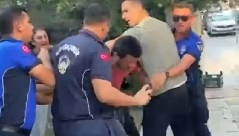 Sokak Ortasında Seyyar Satıcıya Zabıta Çetelesi Dayak İddiası Gündemde