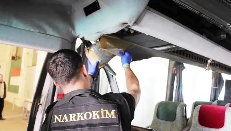 Sınırdan Geçen Otobüste 77 Kilo Uyuşturucu Yakalandı!