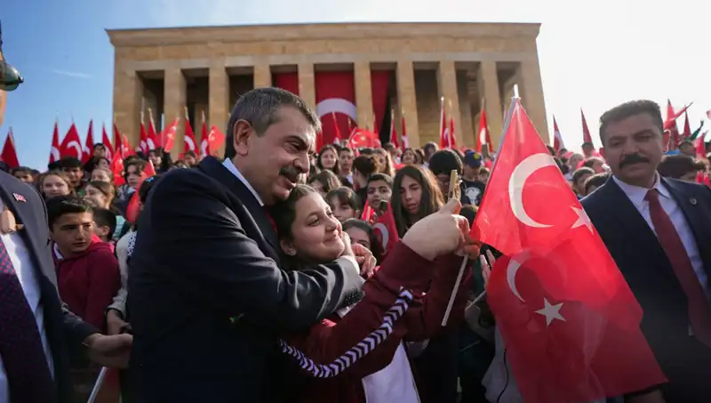 Bakan Tekin, Anıtkabir'de Çocuklarla Bir Araya Gelerek Anma Töreni Düzenledi