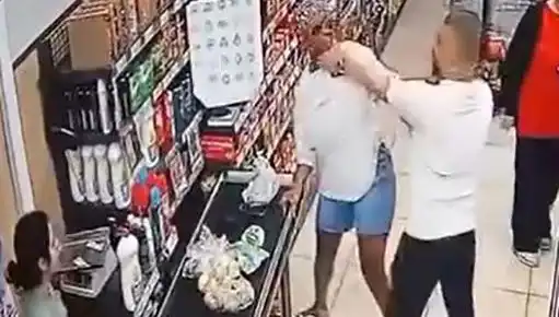 Marketteki Kasa Sırasında Yaşanan Şok Olay: Çocuğunun Gözleri Önünde Kadına Saldırı
