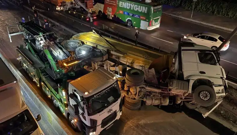 Moloz Yüklü Hafriyat Kamyonu Devrildi: Yaralılar Var mı?