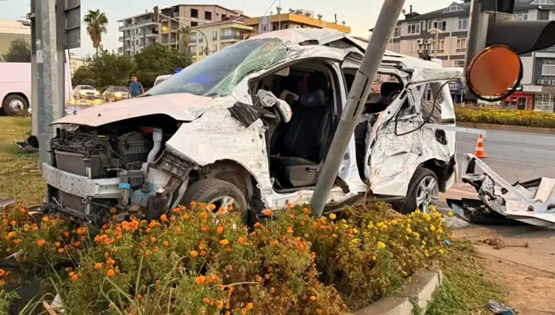 Antalya'da Midibüs ile Hafif Ticari Araç Çarpıştı, 6 Yaralı!