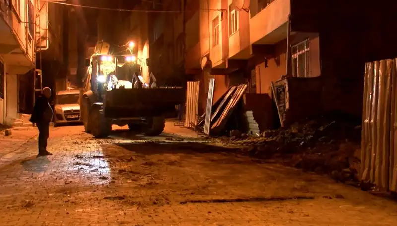 Bağcılar'daki Yana Eğilen Bina Boşaltıldı: Güvenlik Tedbirleri Alındı
