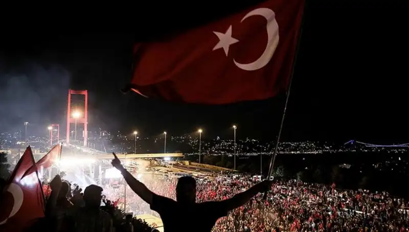 15 Temmuz'un Kahramanlıklarını Sahneye Taşıyan "En Uzun Gece" Külliye'de!