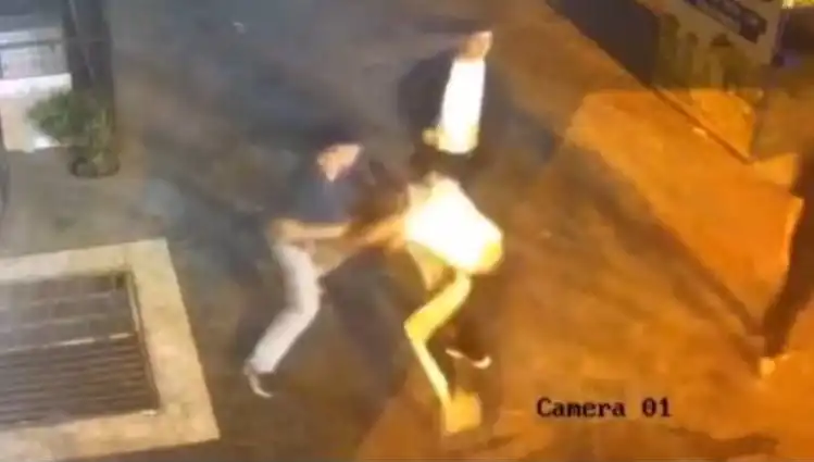 İstanbul'da Sokak Ortasında Kanlı Kavga: Tekmeli Yumruklu Sahneler!