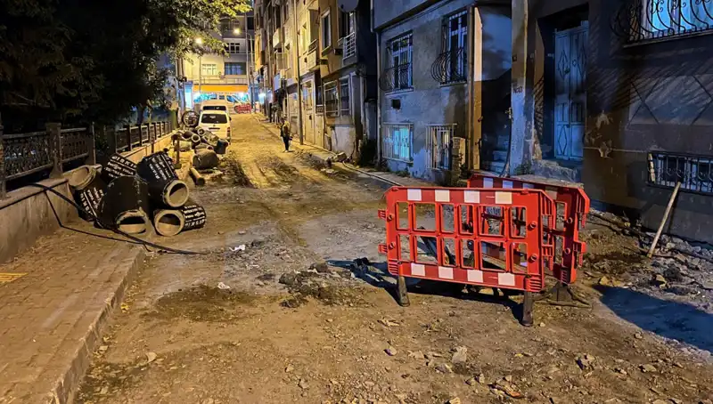 Bayrampaşa'da Altyapı Çalışmalarında Sorun: Rögar Kapağı Patladı!