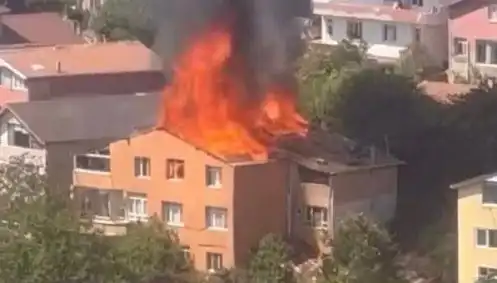 İstanbul'da Yangın Paniği: Dört Kişi İçinde Mahsur Kaldı, Kurtarma Tüm Hızıyla Sürediyor