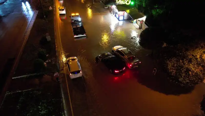 Adana’da Yağmur Alarmı: Cadde ve Yollar Nehir Gibi Aktı!