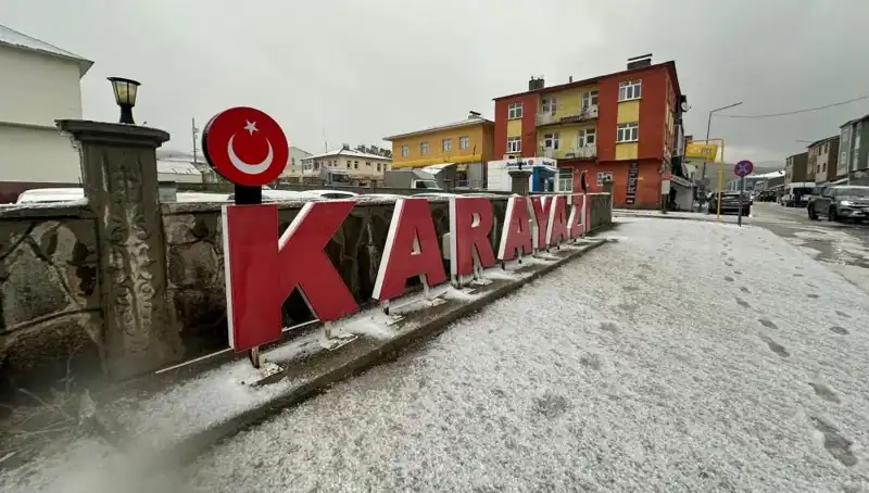 Temmuz Ayında Beklenmedik Kar Yağışı Sürücüleri Şaşırttı: Beyaz Yol Manzaraları