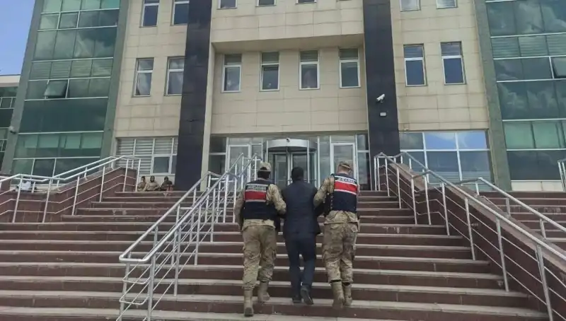 Hapis Cezasıyla Aranan Hırsız, Gizlendiği Yerde Kolları Kırılarak Ele Geçirildi