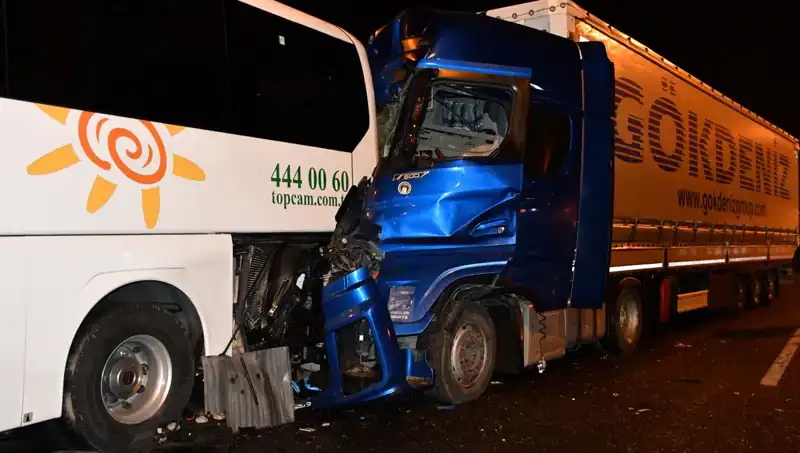 Tur Otobüsü ve Tır Çarpıştı: 13 Kişi Yaralandı!