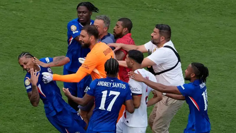 Dev Finalde Şok Anlar: Teknik Direktörden Futbolcuya Yumruk