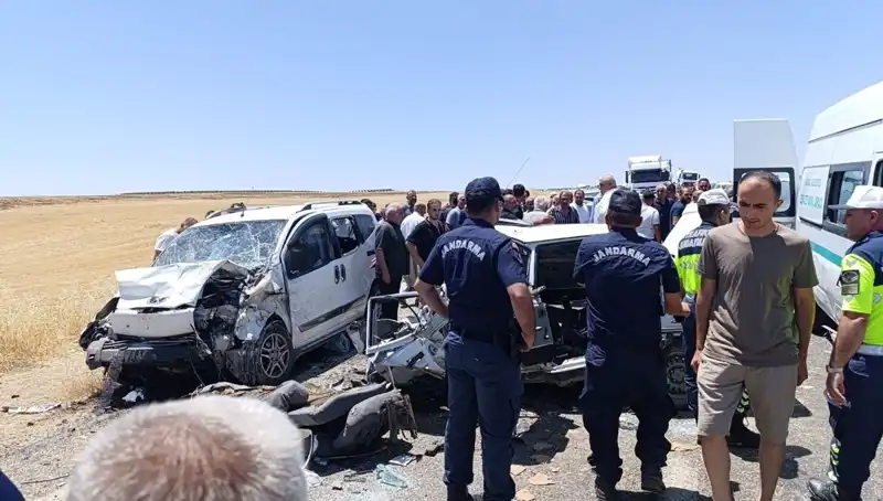 Otoyolda Feci Kaza: Otomobil ve Hafif Ticari Araç Çarpıştı