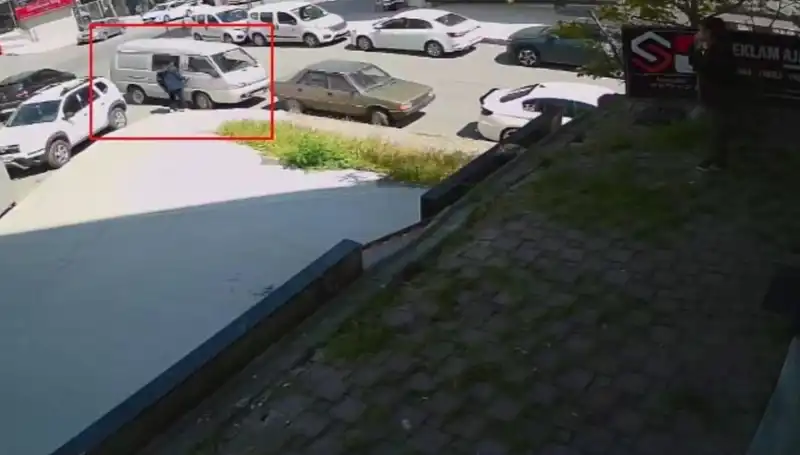 Aracını Çalmak İsteyen Hırsızı Suçüstü Yakalayan Kahraman Anlar!