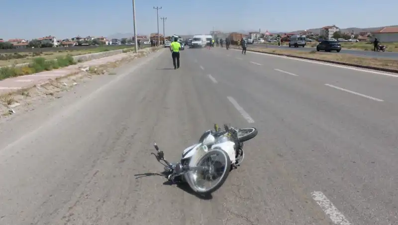Dur İhtarı Duymayan Sürücü, Polisi Çarparak Kaçmaya Çalıştı!
