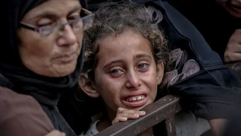 Gazze’de Açlık Savaşları: İsrail Askerleri Yemekleri Toprağa Gömüyor