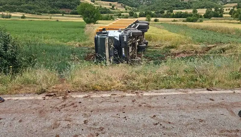 Tokat’ta Devrilen Kamyonun Şoförü Hayatını Kaybetti: Kazanın Detayları Neler?