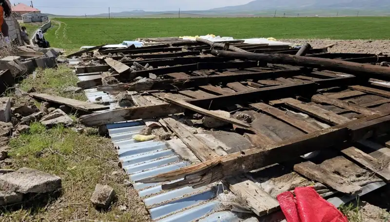 Bitlis’te Şiddetli Fırtına Çatıları Uçurdu, Şehirde Büyük Hasar!