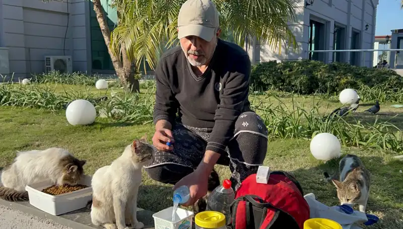 59 Yaşındaki Adamın 8 Kilometrelik Yürüyüşüyle Gönülleri Fethediyor