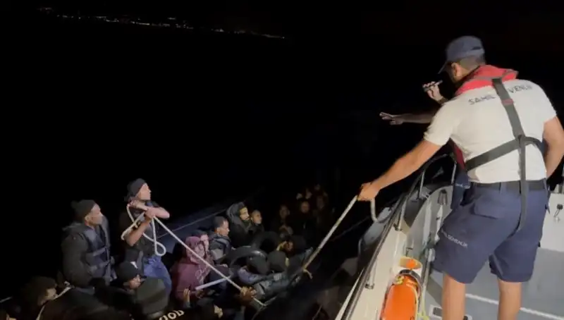 Çeşme'de Denizde Sürüklenen 42 Kaçak Göçmen Kurtarıldı: Dram Dolan Anlar