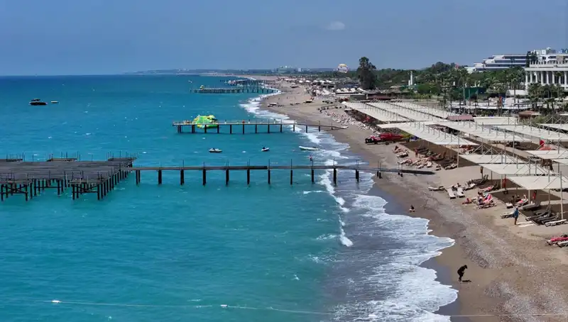 Antalya Sahillerinde Güneşli Havanın Tadını Çıkaranlar