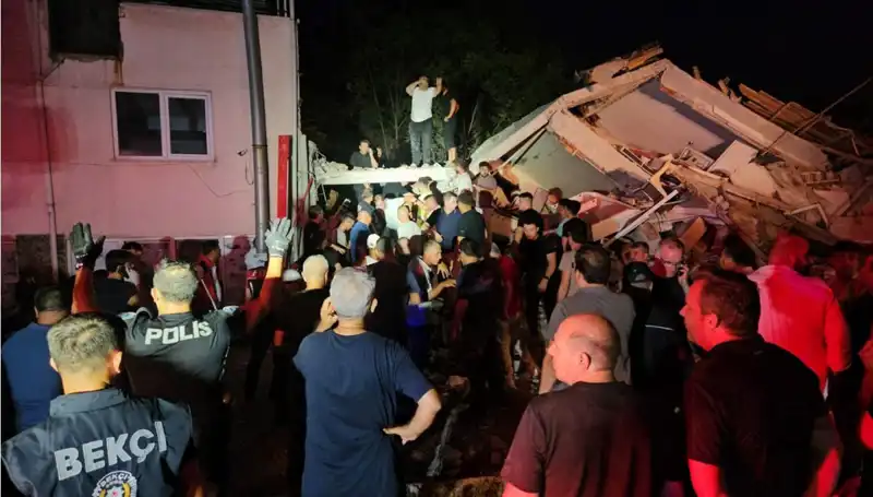 Balıkesir Sındırgı'da 6,1 Büyüklüğünde Deprem: Yaralılar ve Kayıplar
