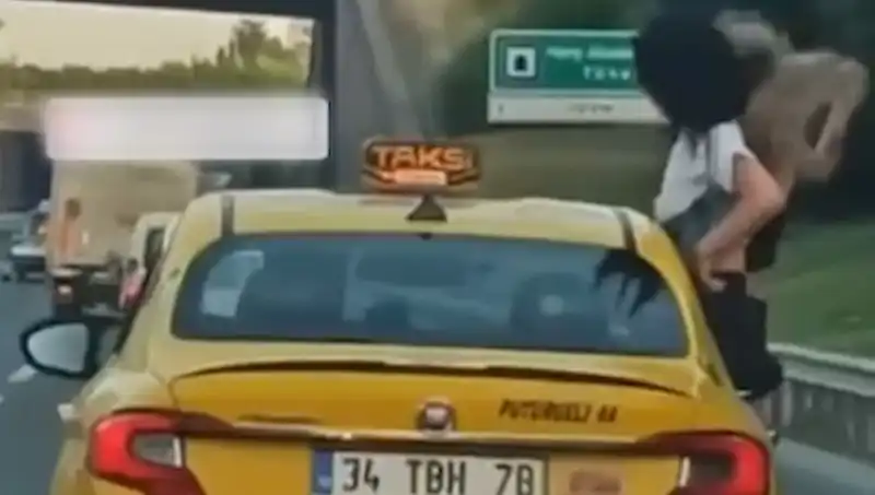 TEM'de Taksiden Sarkan Gençler Kameralara Yansıdı