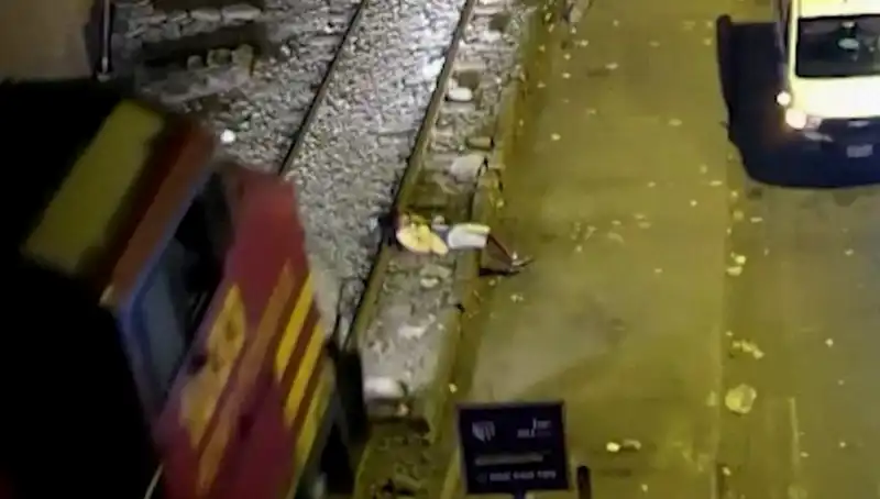 Mucizevi An: Tren Çarpması Sonrası Yürüyen Adamın Şaşırtan Hikayesi