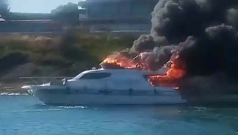 Çeşme Marina'da Motoryat Yangını: Sıcak Yaz Gecesinde Korku Dolu Anlar