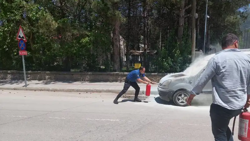 Emniyet Binasının Önünde Yangın: Polis İtfaiye İşine El Attı