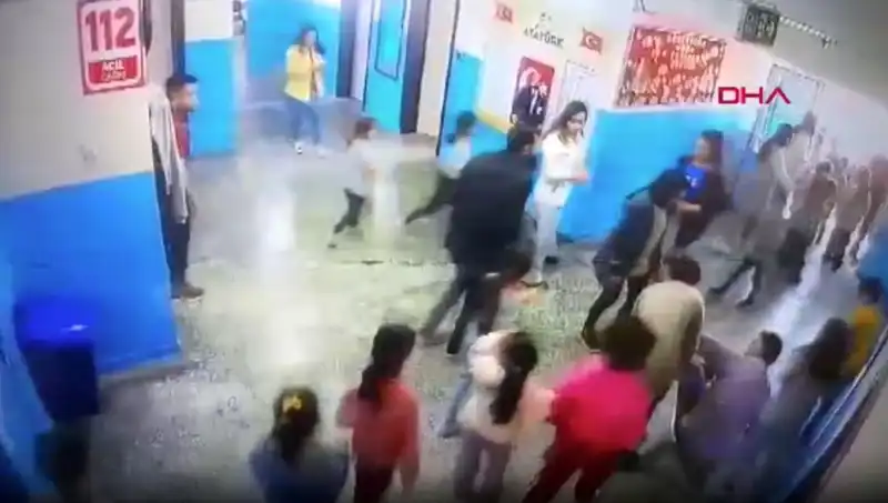 Bayılan Öğrenciyi Yakalayan Müdür Yardımcısının Kahramanlığı Okulda Gündem Oldu